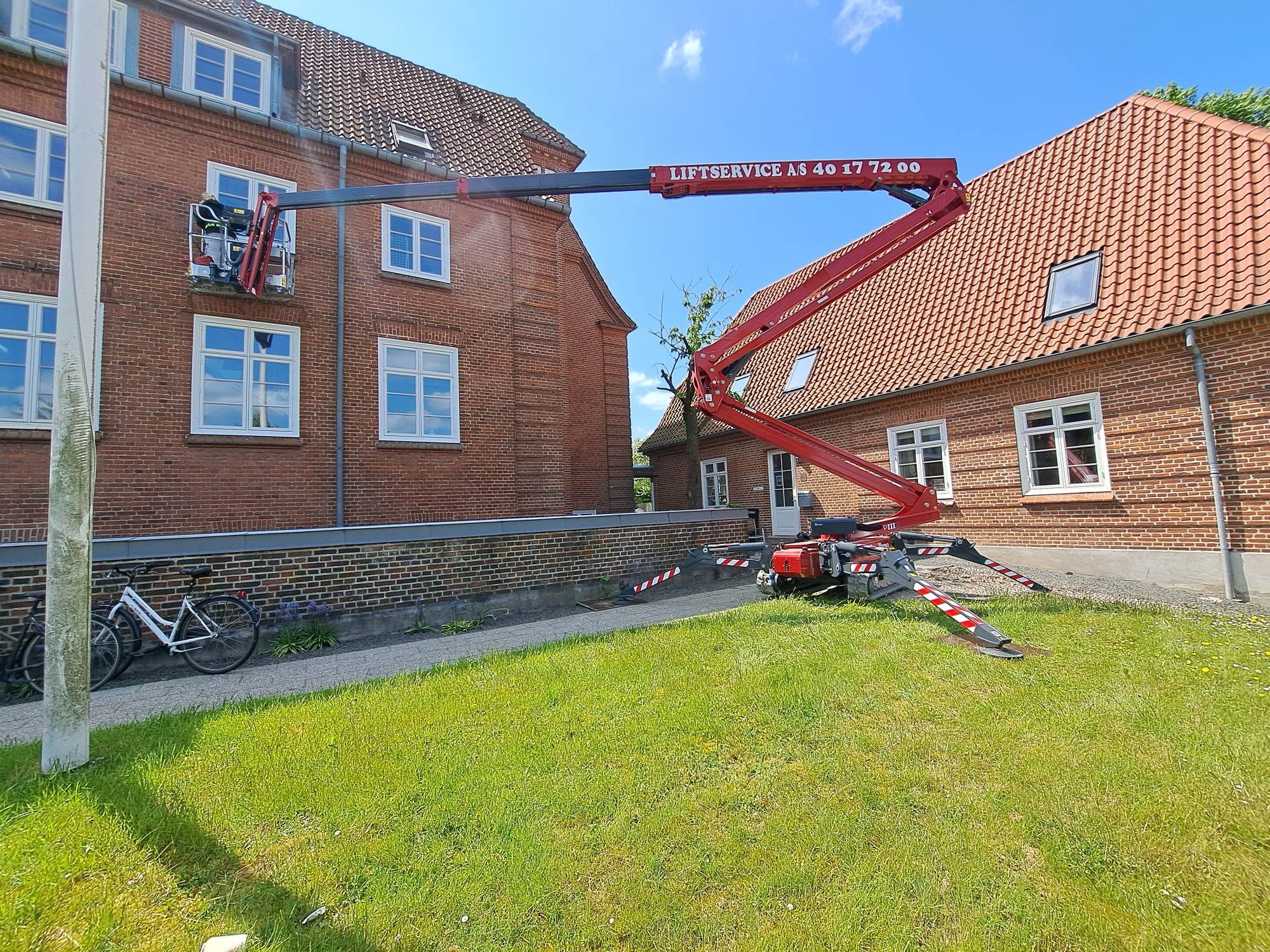 Liftservice arbejde med lift