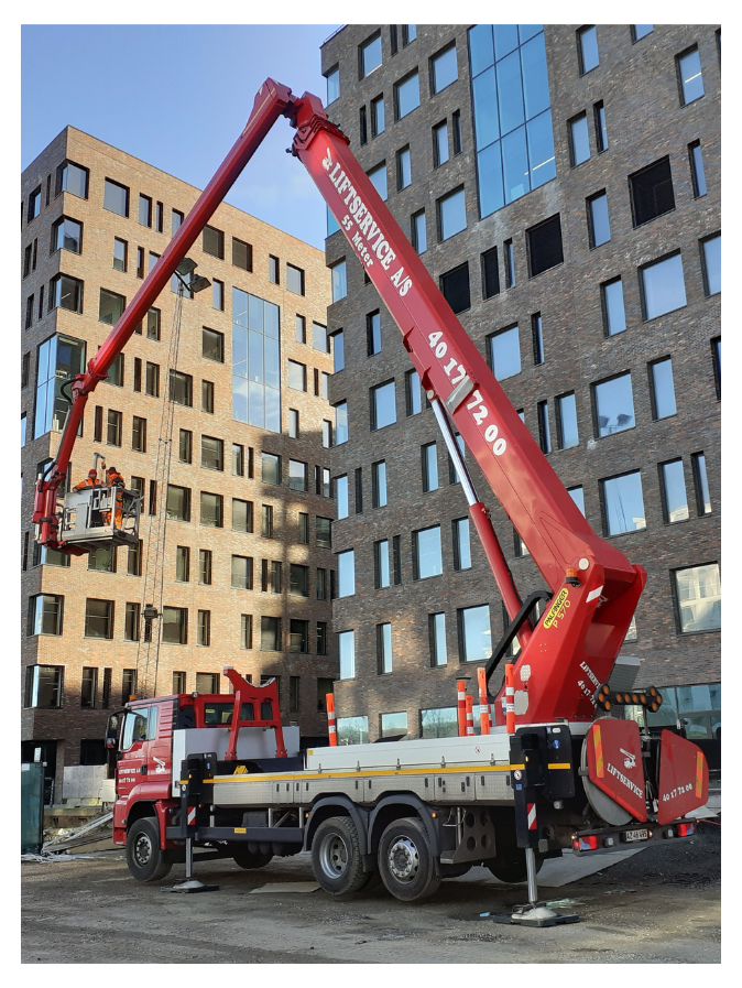 Liftservice lastbillift i brug ved høj bygning
