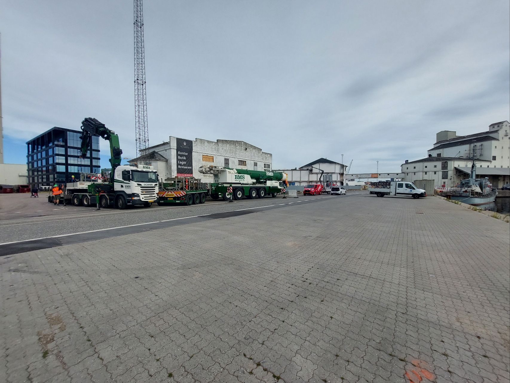 Liftservice sikrer arbejdsområde for BMS med skiltevogn - billede 2